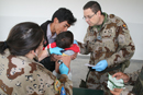 Médicos militares españoles han realizado, en colaboración con las autoridades locales, un proyecto para el reconocimiento médico de los niños de una barriada de la ciudad de Qala-e-Naw (Afganistán)