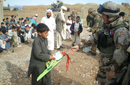 Militares españoles de la Base de Herat reparten material escolar a los alumnos de la escuela mixta de Ziarat Jab de la localidad de Kariz e Sufi