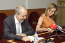 Carme Chacón, ministra de Defensa con el presidente de la coorporación RTVE, Luis Fernández, en la firma del protocolo
