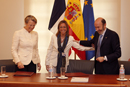 Carme Chacón en la firma del acuerdo, junto a los ministros del Interior de ambos países, Alfredo Pérez Rubalcaba y Michelle Alliot Marie