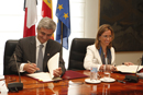 Los ministros de Defensa de España y Francia, Carme Chacón y Hervé Morin, en la firma del convenio