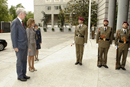 Recepción a cargo de un piquete a la llegada del ministro de Defensa Imants Liegis