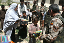 Militares españoles entregan ayuda humanitaria a un orfanato en Afganistán