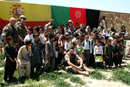 Militares españoles entregan ayuda humanitaria a un orfanato en Afganistán