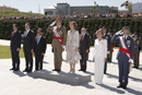 Sus Majestades los Reyes y la ministra de Defensa Carme Chacón durante el acto de homenaje a la Bandera