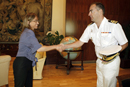 La ministra de Defensa, Carme Chacón con los números uno del X Curso de Estado Mayor de las Fuerzas Armadas
