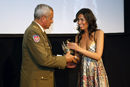 El Jefe de Estado Mayor del Ejército de Tierra entrega el primer premio de fotografía a María Giménez
