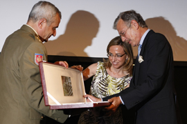 La ministra Chacón y el Gral Coll entregan la Distinción especial a Julio Albi