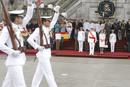 SS.MM. Los Reyes presiden el desfile en la Escuela Naval Militar de Marín