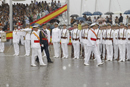 S.M. El Rey pasa revista a los alumnos de la Escuela Naval Militar de Marín