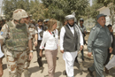 Carme Chacón, ministra de Defensa con el Coronel Carlos Terol y gobernador provincial de la provincia de Badghis en Qala i Naw