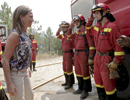 La ministra de Defensa,  Carme Chacón,  con personal de la UME, Unidad Militar de Emergencias en el incendio de Arenas de San Pedro (EFE)