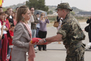 El coronel García Blázquez entrega la Bandera del último contingente español en Kosovo a la ministra de Defensa Carme Chacón