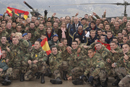 La ministra de Defensa y la selección española de fútbol visitan a nuestras tropas destacadas en Sarajevo