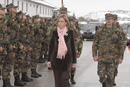 La ministra de Defensa y la selección española de fútbol visitan a nuestras tropas destacadas en Sarajevo