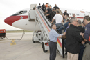 Los agentes suben al avión Boeing 707 del 47 Grupo de la Fuerza Aérea Española en el Aeropuerto de Alicante