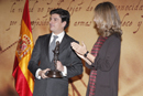 La ministra de Ciencia e Innovación Cristina Garmendia Mendizábal entrega el Premio Investigación Académica a Juan Carlos González Barral