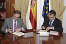 El secretario general de Política de Defensa, Luis Manuel Cuesta, y el director de la AECID, Juan Pablo de Laiglesia durante la firma del acuerdo
