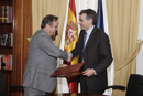 El secretario general de Política de Defensa, Luis Manuel Cuesta, y el director de la AECID, Juan Pablo de Laiglesia durante la firma del acuerdo