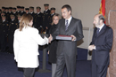 El presidente del Gobierno junto a la ministra de Defensa y el ministro de Interior hace entrega de la placa conmemorativa del acto