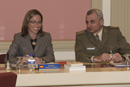 La ministra de Defensa Carme Chacón junto al Jefe del Estado Mayor del Ejército  Fulgencio Coll durante la reunión