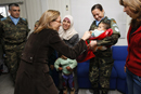 Carme Chacón, ministra de Defensa saluda a Salah Rajab, la niña libanesa de 9 meses operada por medicos militares españoles en la Base Cervantes en Líbano