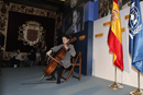 La violonchelista Monserrat Díaz Mascaraque finalizó el acto con una composición que evocó la paz y la libertad