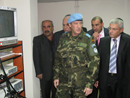 El jefe de la brigada multinacional del sector este de UNIFIL, general Alberto Asarta Cuevas, hace entrega de un equipo de diagnóstico para al Hospital público de la localidad de Meiss ej Jebel (Líbano)