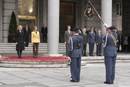 La ministra de Defensa de España y Noruega reciben novedades del capitán jefe de la Compañía de Honores