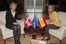 La ministra de Defensa Carme Chacón junto con la ministra de Defensa de Noruega Anne-Grete Strom-Erichsen en su despacho