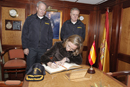 La ministra de Defensa Carme Chacón firma el Libro de Honor del Portaaviones 'Principe de Asturias'