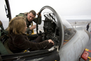 Uno de los pilotos muestra a la ministra Chacón la cabina del Harrier