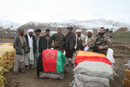 Militares españoles se desplazan a polaciones rurales para repartir ayuda alimentaria en la provincia de Badghis Afganistán
