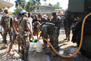 Militares españoles distribuyen agua a la población haitiana