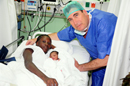 Uno de los ginecólogos que atendieron el parto en el buque 'Castilla' con la madre y el recién nacido