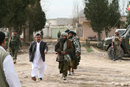 Insurgentes entregan armas en Afganistán