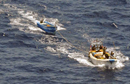 Esquife con presuntos piratas somalíes a bordo