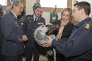 El equipo de personal del Ala 12 muestra a la ministra de Defensa, al JEMA y al coronel Jefe del Ala un casco de piloto de F-18