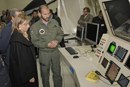 La ministra de Defensa Carme Chacón visita la sala del simulador del F-18