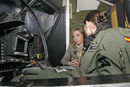 La ministra de Defensa Carme Chacón visita el simulador del F-18