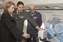 El teniente coronel Peralba muestra a la ministra de Defensa Carme Chacón los equipos médicos instalados en el B-707