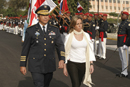 Carmen Chacón, ministra de Defensa, pasa revistas a las tropas con su homólogo de la República Dominicana, T.G. piloto FAD Pedro Rafael Peña Antonio.