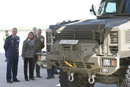 La ministra de Defensa supervisa el envío de blindados RG-31 a Afganistán.