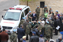 Las tropas españolas entregan una ambulancia a un pueblo libanés.