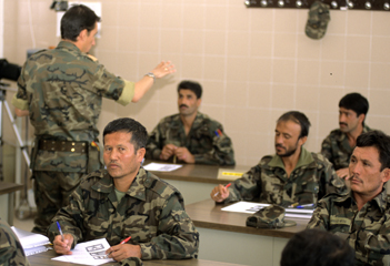 Militares afganos practicantes en el curso internacional de Desminado realizan unas practicas en el recinto de la academia de Ingenieros en Hoyos de Manzanares