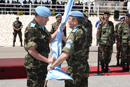 El general de división Alberto Asarta entrega la bandera de Naciones Unidas al general de brigada Juan Gómez de Salazar