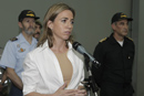 La ministra se dirige a los militares del 'Castilla'