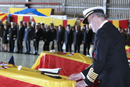 El Rey impone las Cruces del Mérito Naval con distintivo amarillo sobre cada uno de los féretros