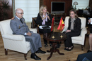 La ministra de Defensa con el teniente general marroquí Abdelaziz Bennani