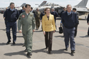 La ministra de Defensa en el curso de vuelo, base aérea de Albacete